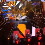 “Noo, ma è davvero lui”. The Voice, nessun giudice lo riconosce. Poi lo choc