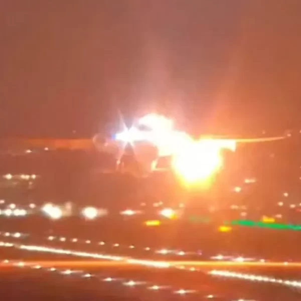 Aereo prende fuoco dopo il decollo: emergenza per 300 persone a bordo, cosa è successo