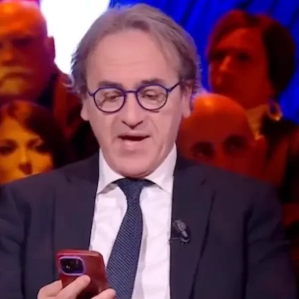 Bonelli legge in tv un sms riservato di Crosetto: polemica sulla sicurezza delle informazioni