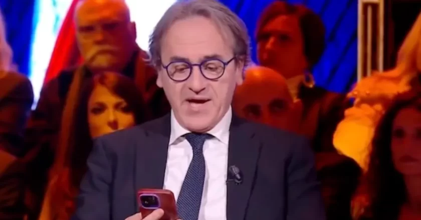 Bonelli legge in tv un sms riservato di Crosetto: polemica sulla sicurezza delle informazioni