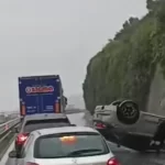 Incidente in autostrada, politico si ribalta con l’auto: paura sulla A20