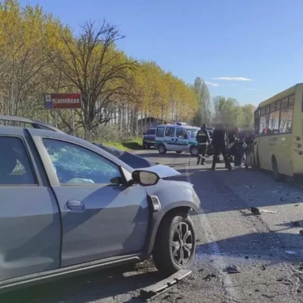 Trivolzio, schianto scuolabus: 10 bambini coinvolti, grave un 20enne