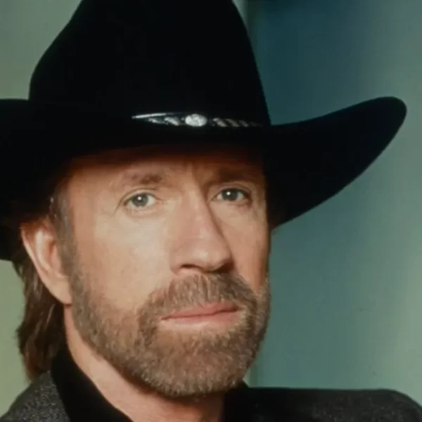 È morto Chuck Norris a 86 anni: la leggenda delle arti marziali e di Walker Texas Ranger si è spenta alle Hawaii — dieci giorni fa si allenava ancora