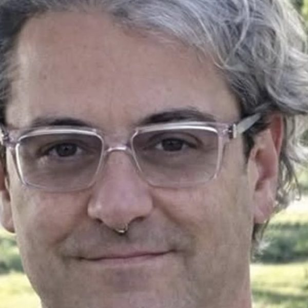 Auto contro un albero nella notte: morto Diego Cretti, comunità sotto choc