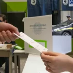 Foto alla scheda elettorale al seggio: bloccato dalla Guardia di Finanza a Catania