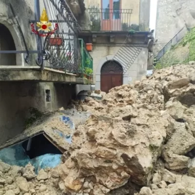Frana a Stilo travolge casa e auto: paura nel Reggino, vigili del fuoco al lavoro