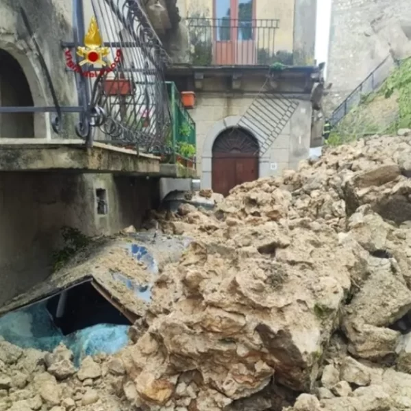 Frana a Stilo travolge casa e auto: paura nel Reggino, vigili del fuoco al lavoro