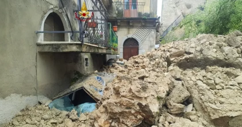 Frana a Stilo travolge casa e auto: paura nel Reggino, vigili del fuoco al lavoro