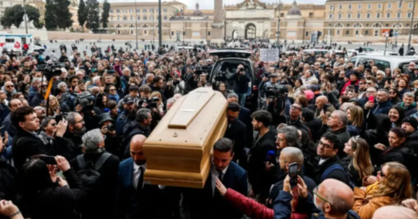 Funerali di Enrica Bonaccorti: il feretro entra sulle note di Modugno
