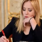 Meloni annuncia il taglio benzina: -25 centesimi e stretta sugli speculatori