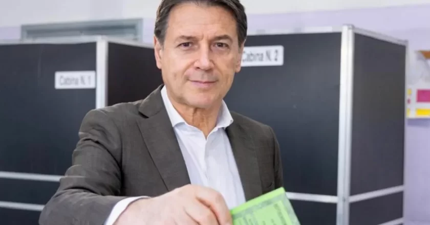 Conte dimentica la tessera elettorale al seggio: la gaffe del leader M5S al referendum