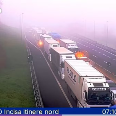 Maxi incidente in Italia, schianto atroce tra due camion e un auto. Traffico paralizzato