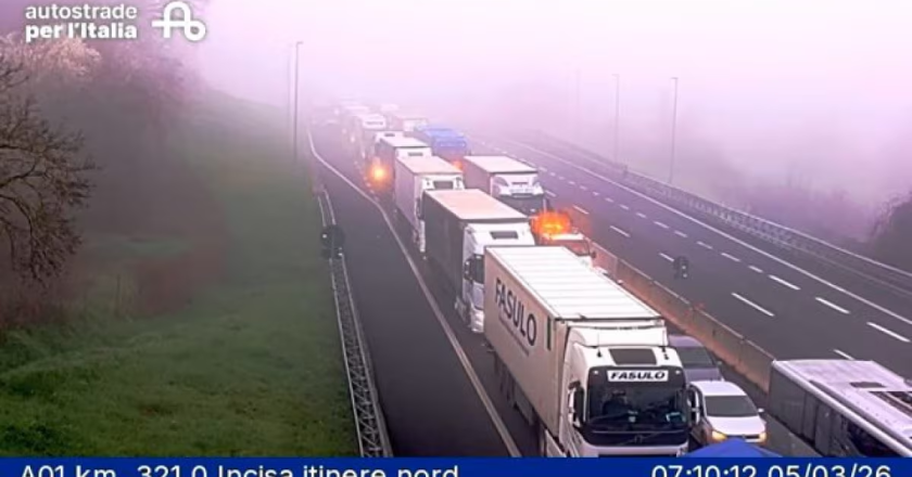 Maxi incidente in Italia, schianto atroce tra due camion e un auto. Traffico paralizzato