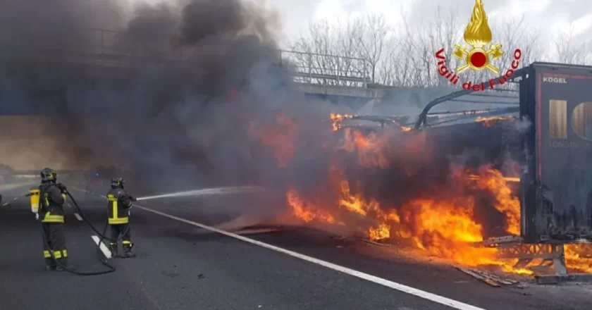 Tir in fiamme sull’A1 Roma-Napoli: 13 ore per spegnere l’incendio, cinque autobotti e autostrada chiusa