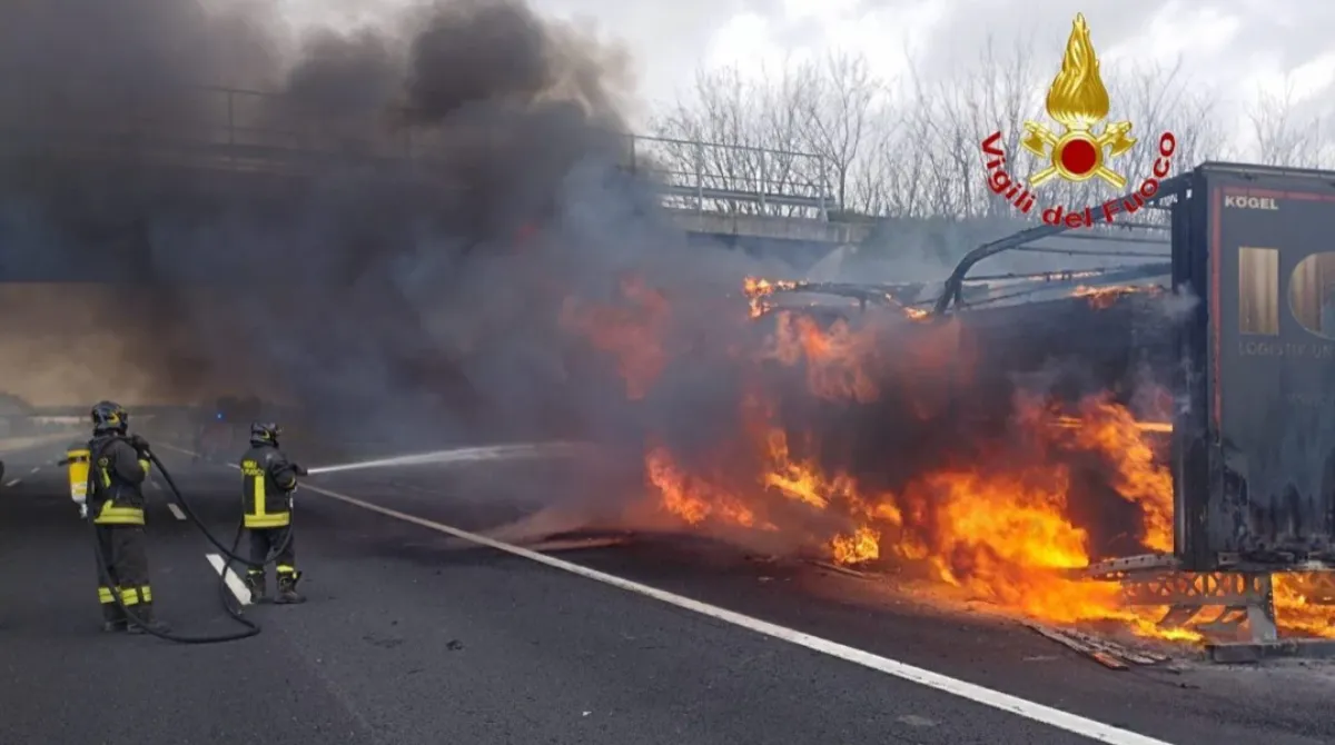 Tir in fiamme sull'A1 Roma-Napoli: 13 ore per spegnere l'incendio, cinque autobotti e autostrada chiusa incendio (1)