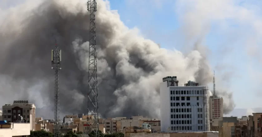 Iran, ucciso Khamenei: Putin condanna, Trump pronto a parlare con la nuova leadership. Si muove la portaerei francese