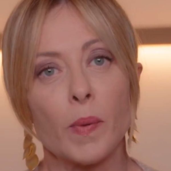 Meloni: “Non siamo in guerra, ma proteggeremo il benessere degli italiani”