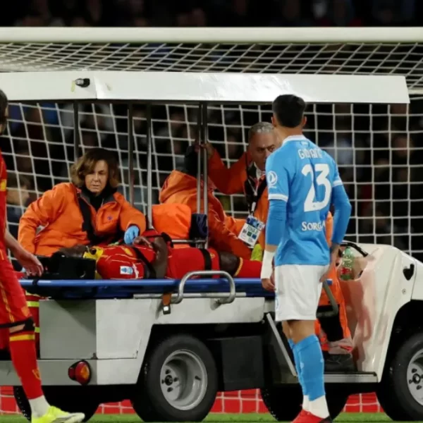 Malore in campo per Banda durante Napoli-Lecce: si accascia all’88° senza contatti, portato via in ambulanza