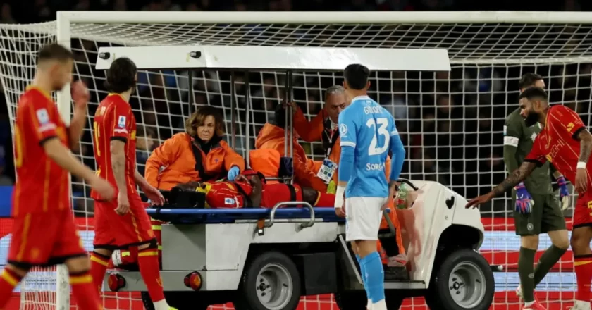 Malore in campo per Banda durante Napoli-Lecce: si accascia all’88° senza contatti, portato via in ambulanza