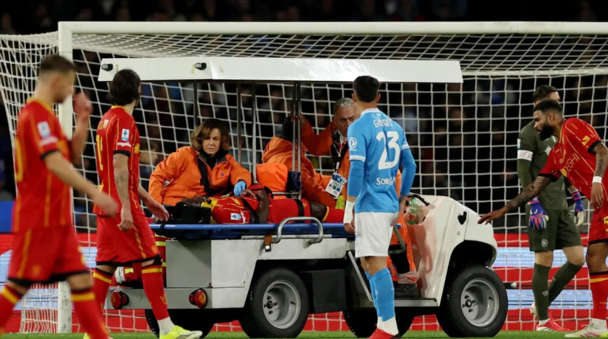 Malore in campo per Banda durante Napoli-Lecce: si accascia all'88° senza contatti, portato via in ambulanza malore napoli lecce