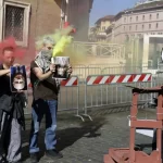 No Kings a Roma, corteo contro guerra e riarmo: spunta una ghigliottina con le foto di Meloni, La Russa e Nordio