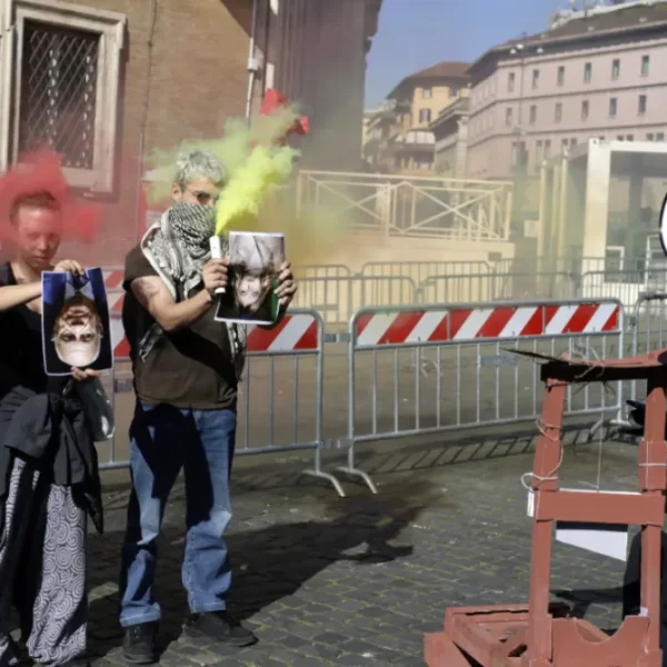 No Kings a Roma, corteo contro guerra e riarmo: spunta una ghigliottina con le foto di Meloni, La Russa e Nordio