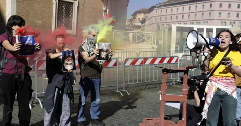 No Kings a Roma, corteo contro guerra e riarmo: spunta una ghigliottina con le foto di Meloni, La Russa e Nordio