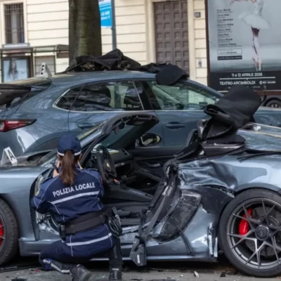 Milano, Porsche contro auto in sosta: morto 21enne, due ragazze ferite
