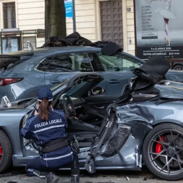 Milano, Porsche contro auto in sosta: morto 21enne, due ragazze ferite