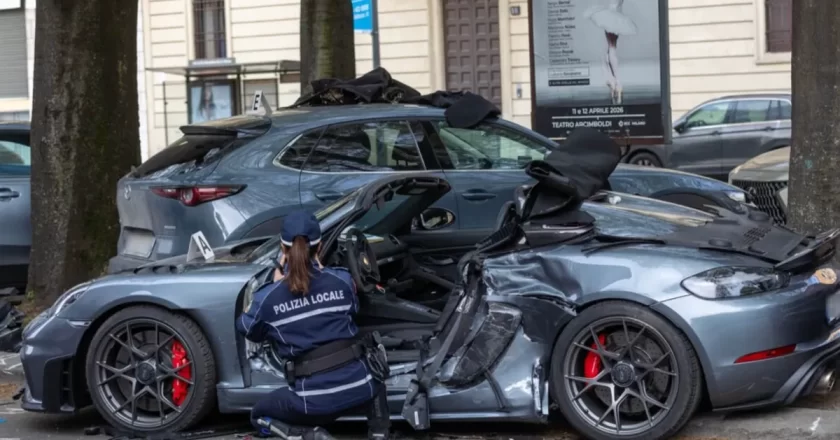 Milano, Porsche contro auto in sosta: morto 21enne, due ragazze ferite