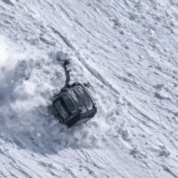 Svizzera, cabina dell’ovovia precipita per il vento: un morto e diversi feriti