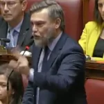 Ricciardi (M5S) attacca Meloni alla Camera: “Siete servi sciocchi della coalizione Epstein”
