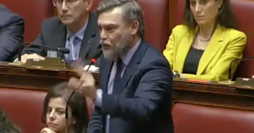 Ricciardi (M5S) attacca Meloni alla Camera: “Siete servi sciocchi della coalizione Epstein”