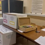 Cartelli “I No sono preziosi” nei corridoi della scuola-seggio a Roma: polemica sul referendum