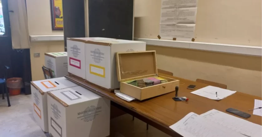 Cartelli “I No sono preziosi” nei corridoi della scuola-seggio a Roma: polemica sul referendum