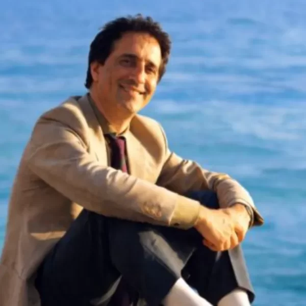 È morto Tonino Apicella, storico cantante napoletano e padre di Mariano