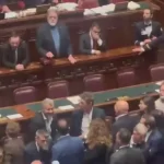 Opposizioni occupano i banchi del governo alla Camera: Scotto espulso, lavori sospesi – VIDEO