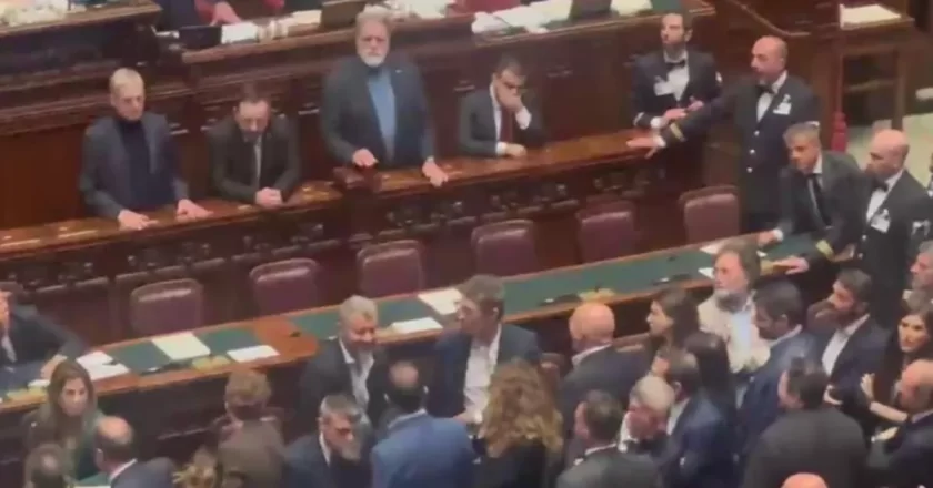 Opposizioni occupano i banchi del governo alla Camera: Scotto espulso, lavori sospesi – VIDEO