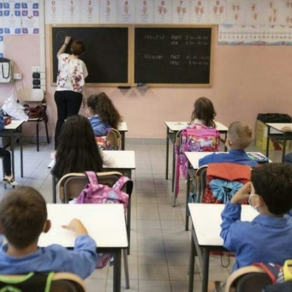 La prof taglia i capelli a due alunne delle medie, classe sotto choc: “Ecco perché l’ho fatto”