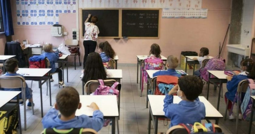 La prof taglia i capelli a due alunne delle medie, classe sotto choc: “Ecco perché l’ho fatto”