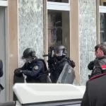 Rapina con ostaggi a Napoli: banditi barricati in banca, sul posto il GIS