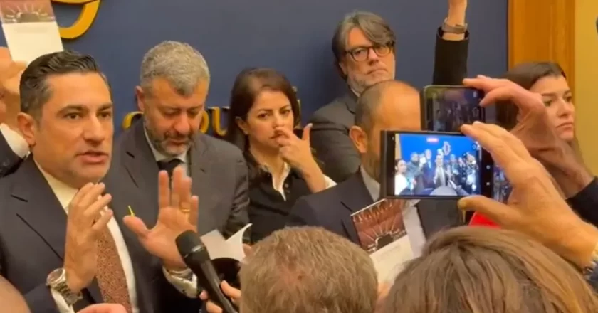 Deputati Pd, M5S e Avs sospesi fino a 5 giorni: protesta contro CasaPound alla Camera