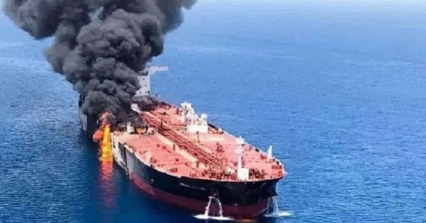 Nave colpita nel Golfo dell’Oman: tensione Iran-USA alle stelle, rischio escalation