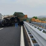 Spaventoso incidente in Italia, tir si ribalta: “Tutto bloccato”. Code infinite