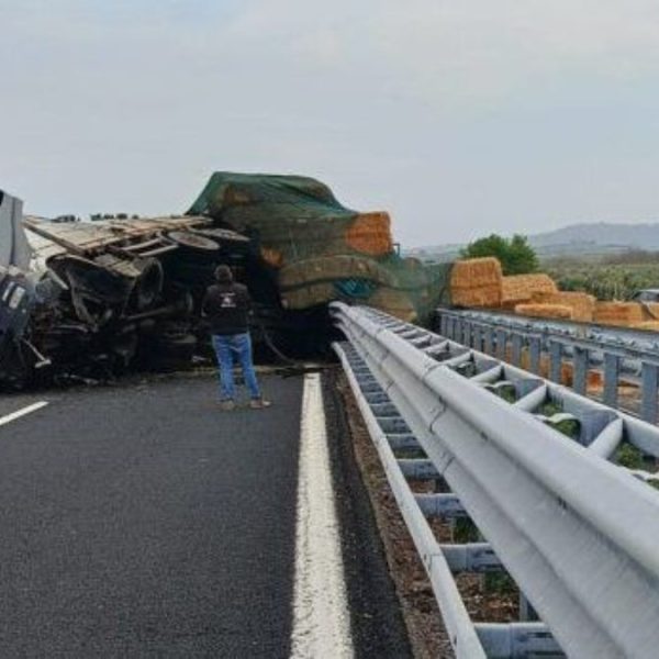 Spaventoso incidente in Italia, tir si ribalta: “Tutto bloccato”. Code infinite