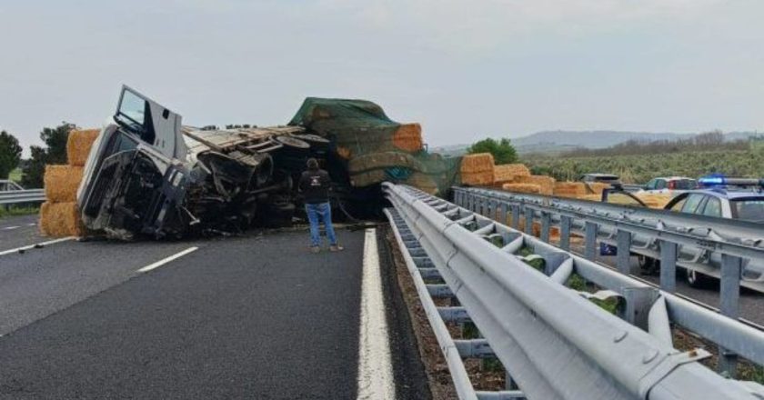 Spaventoso incidente in Italia, tir si ribalta: “Tutto bloccato”. Code infinite