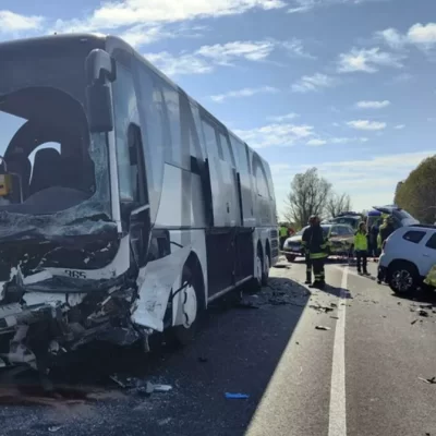 Auto invade la corsia opposta e centra un bus: morto sul colpo, passeggeri nel panico