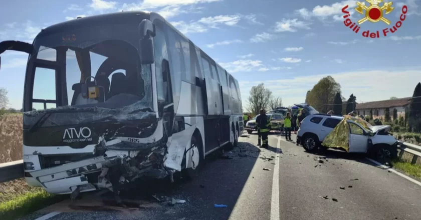 Auto invade la corsia opposta e centra un bus: morto sul colpo, passeggeri nel panico
