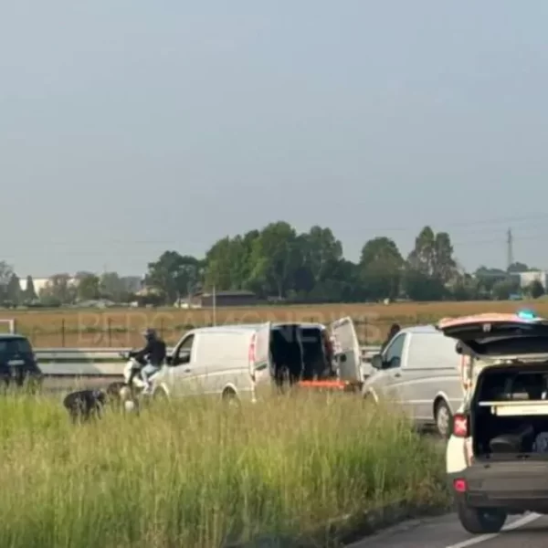 Trovato riverso nel prato all’alba da un camionista: chi era l’uomo
