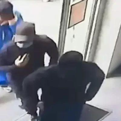 Rapina alla banca di Napoli: riconosciuto il terzo uomo dalla camminata